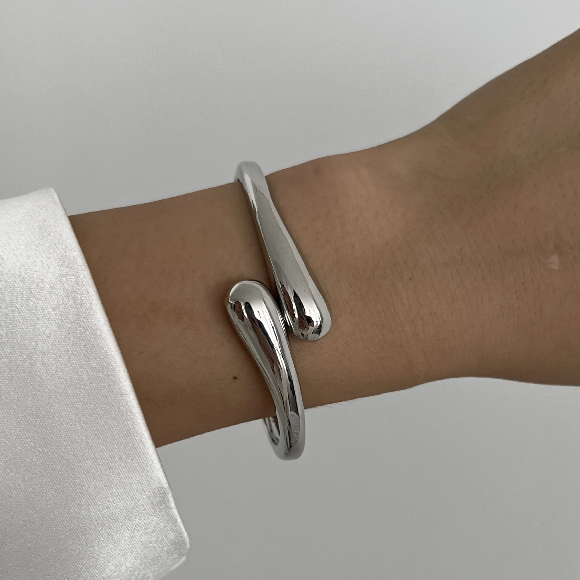 Aura Flow Bangle