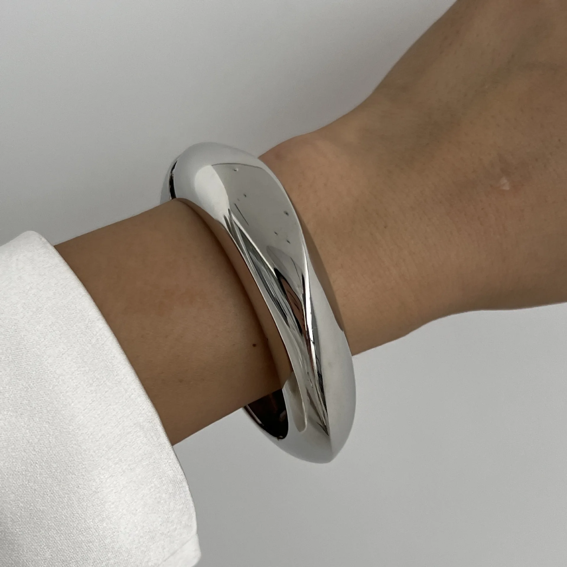 Aura Flow Bangle